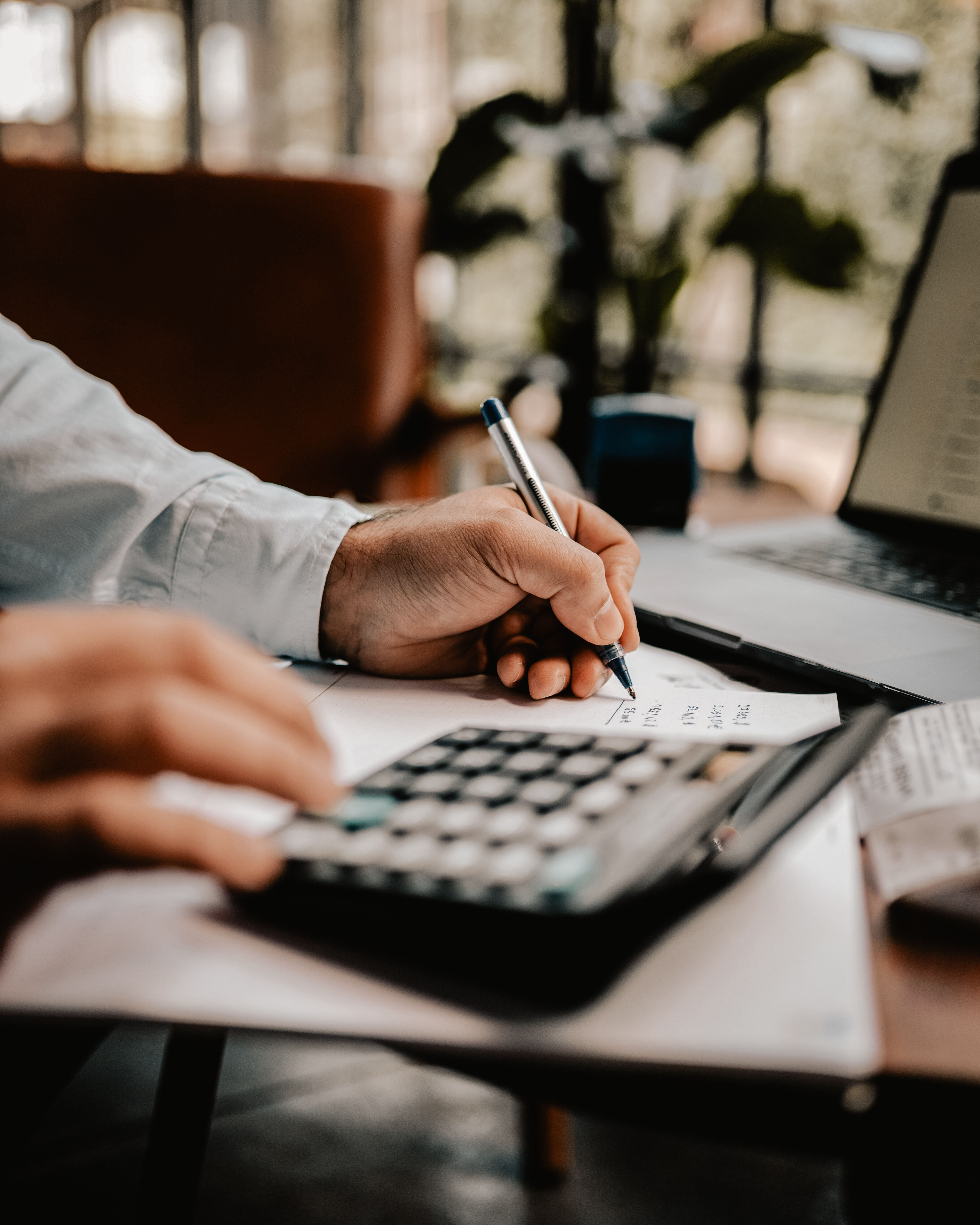 Homme d’affaires effectuant des calculs avec des documents financiers